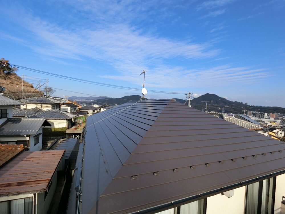 屋根カバー工法で青空によく映え、新築の様にきれいです。