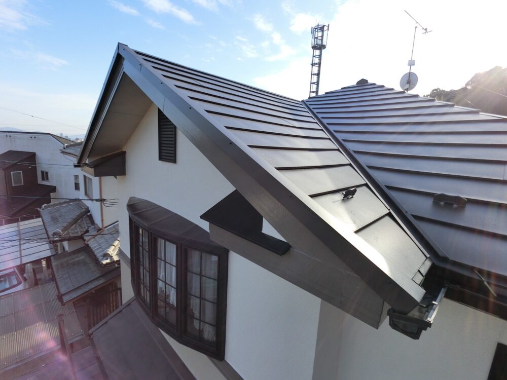 屋根カバー工法で新築能様な屋根です。