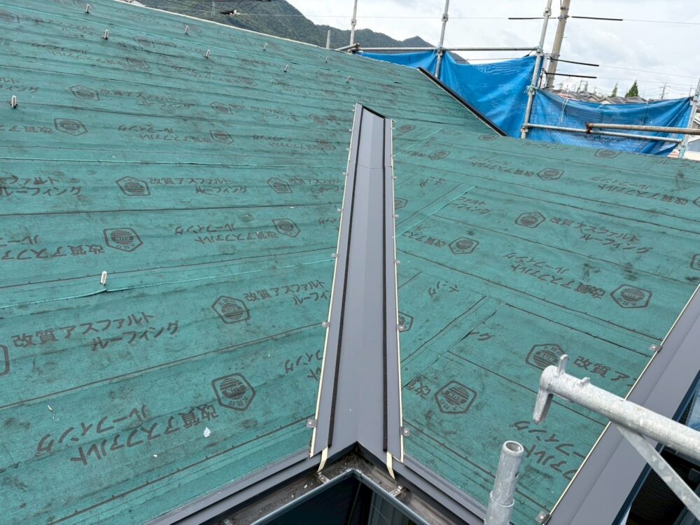 【屋根カバー工法】谷板金設置
