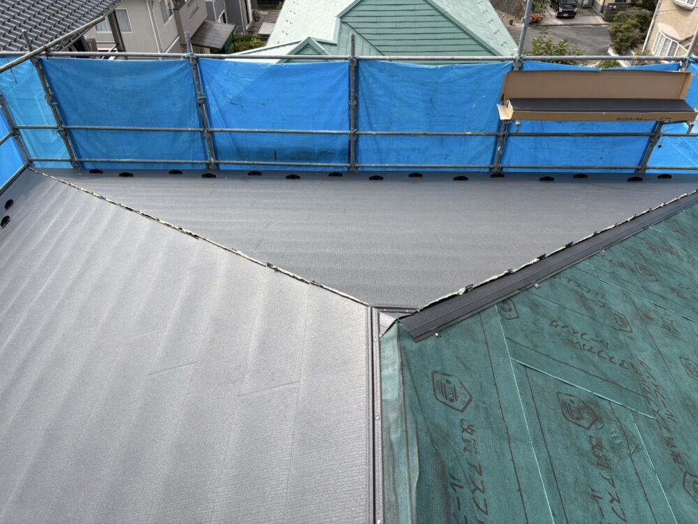 【屋根カバー工法】屋根材設置