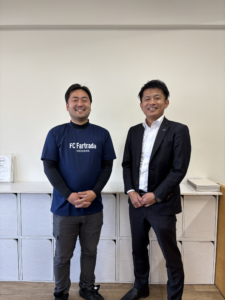 サッカークラブ代表と記念撮影