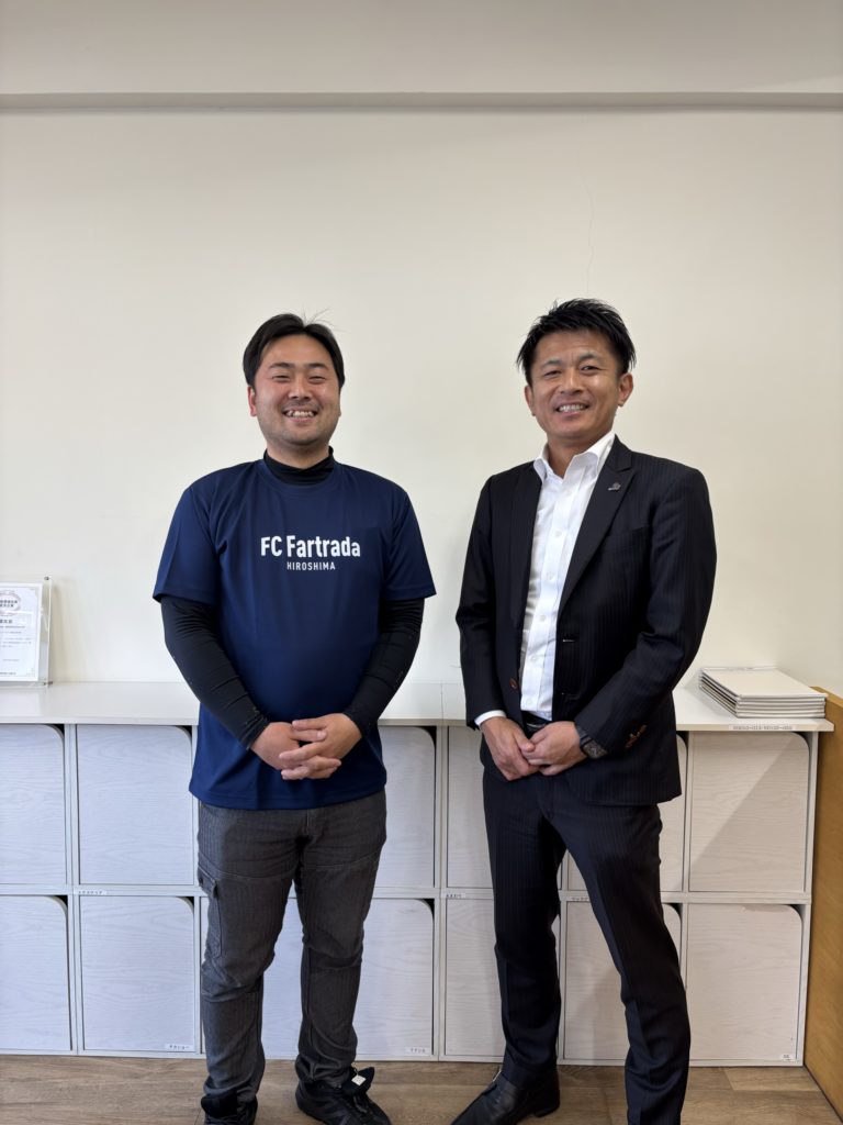 サッカークラブ代表と記念撮影